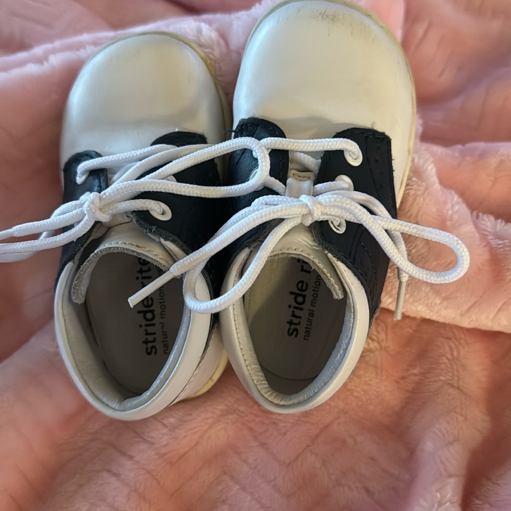 Stride rite leather black and white  saddle oxfords. size 4.5 medium